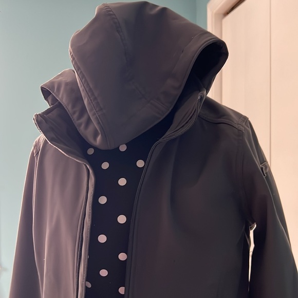 Hooded lined rain coat. Only worn twice - Picture 5 of 6